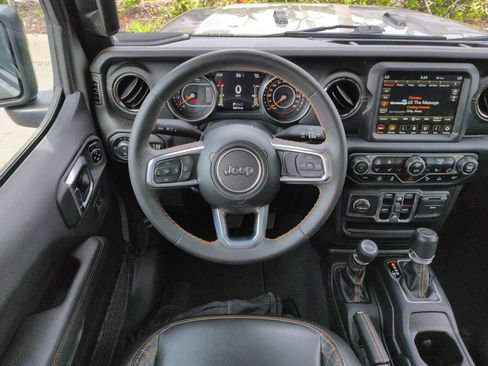 Used 2023 Jeep Gladiator Overland AWD/4WD image 16