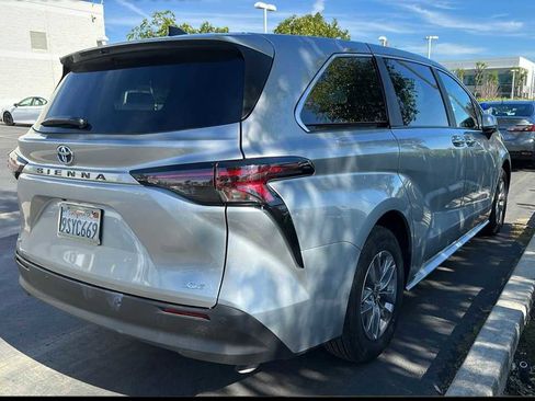 Used 2025 Toyota Sienna XLE image 2