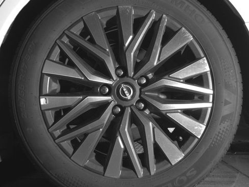 Used 2025 Nissan Altima 2.5 SV FWD image 14