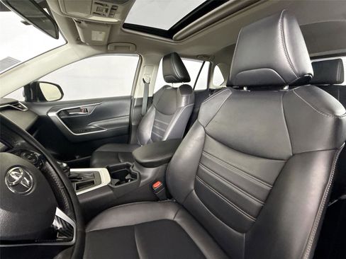 Used 2019 Toyota RAV4 XLE Premium image 3