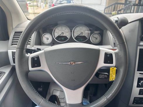 Used 2009 Chrysler Town & Country Touring FWD image 2