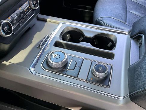 Used 2019 Ford Expedition Max XLT image 16