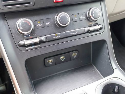Used 2024 Kia Carnival LX FWD image 15