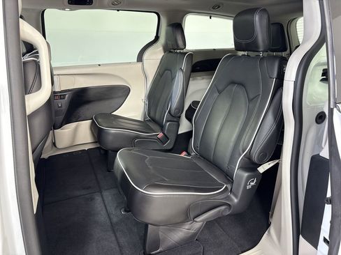 Used 2023 Chrysler Pacifica Limited FWD image 25