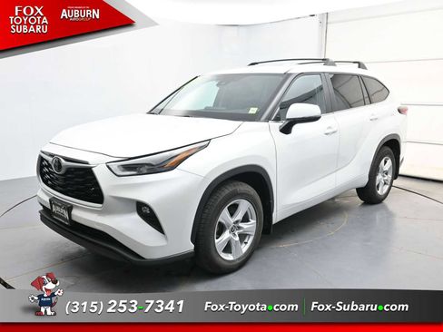 Used 2025 Toyota Highlander LE FWD image 2