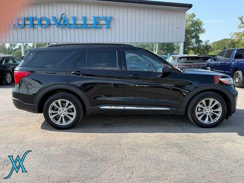 Used 2020 Ford Explorer XLT w/ Equipment Group 202A AWD/4WD image 8