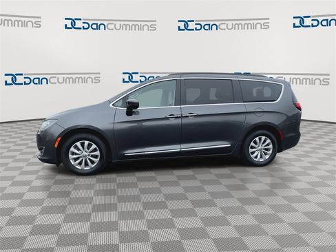 Used 2017 Chrysler Pacifica Touring-L image 5