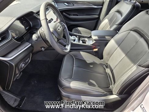 Used 2025 Jeep Grand Cherokee Limited w/ Luxury Tech Group II image 11