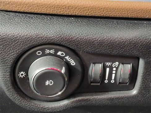 Used 2020 Chrysler Pacifica Limited image 18