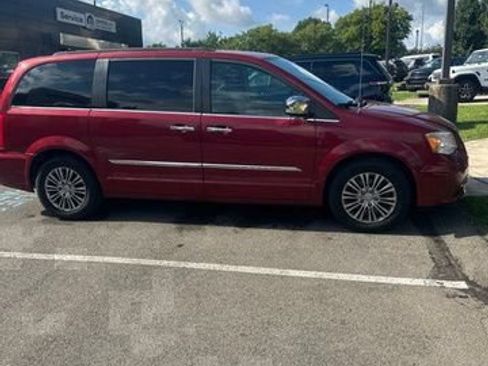Used 2014 Chrysler Town & Country Touring-L w/ Driver Convenience Group FWD image 2