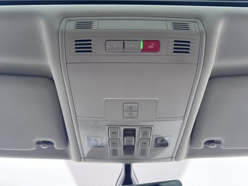 Used 2021 Volkswagen Tiguan SE w/ Panoramic Sunroof Package image 34