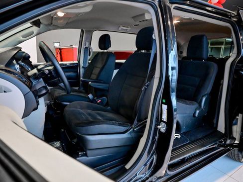 Used 2019 Dodge Grand Caravan SE w/ UConnect Hands-Free Group image 16