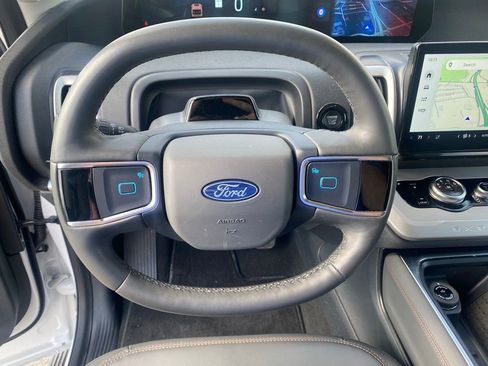 Used 2025 Ford Expedition Active image 18