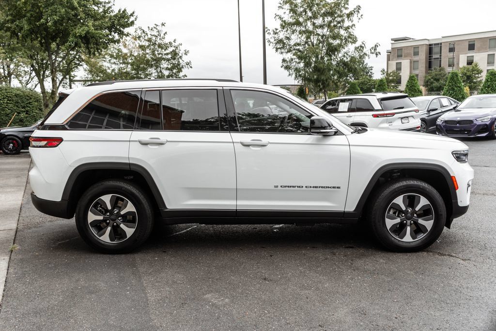 Used 2022 Jeep Grand Cherokee Limited 4xe w/ Luxury Tech Group II AWD/4WD image 3