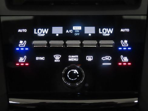 Certified 2025 Porsche Macan 4 Electric AWD/4WD image 30