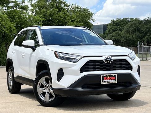 Used 2025 Toyota RAV4 XLE FWD image 2