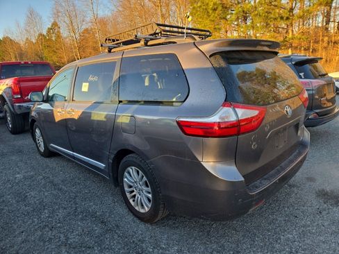Used 2016 Toyota Sienna XLE image 2