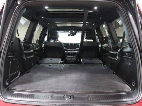 Used 2022 Jeep Wagoneer Series III w/ Premium Group I AWD/4WD image 16