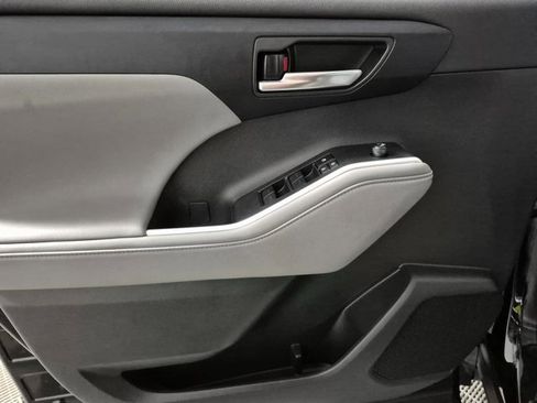 Certified 2024 Toyota Highlander XLE image 13