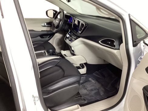Used 2024 Chrysler Pacifica Touring-L FWD image 39