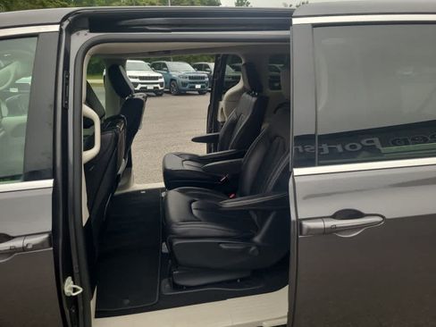 Used 2023 Chrysler Pacifica Touring-L w/ Uconnect Theater Family Group FWD image 10