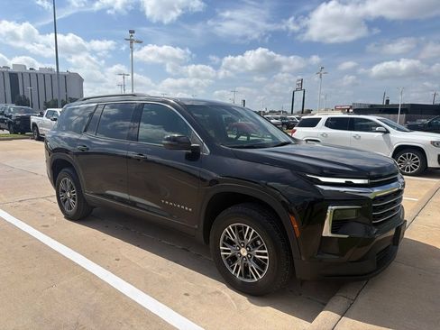 Used 2024 Chevrolet Traverse LT FWD image 2