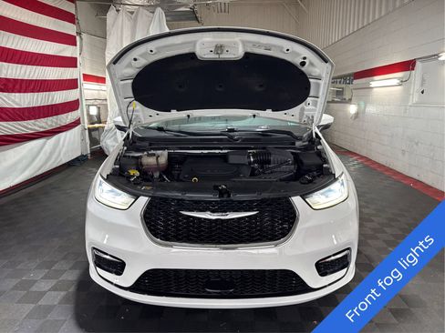 Used 2023 Chrysler Pacifica Touring-L FWD image 11