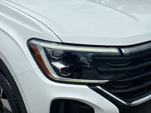 Certified 2024 Volkswagen Atlas Cross Sport SE FWD image 34