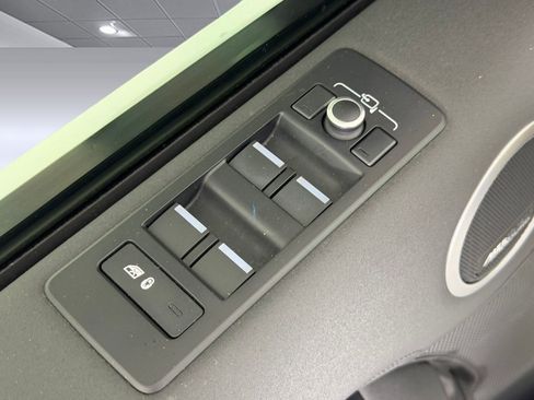 Used 2020 Land Rover Discovery HSE image 12