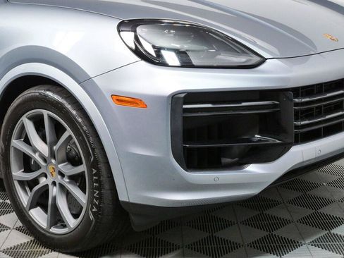 Certified 2024 Porsche Cayenne Turbo AWD/4WD image 38