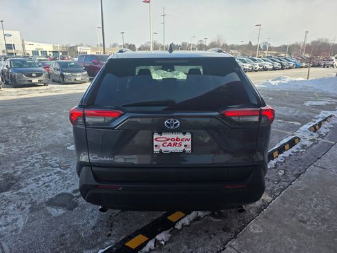 Used 2021 Toyota RAV4 LE image 4