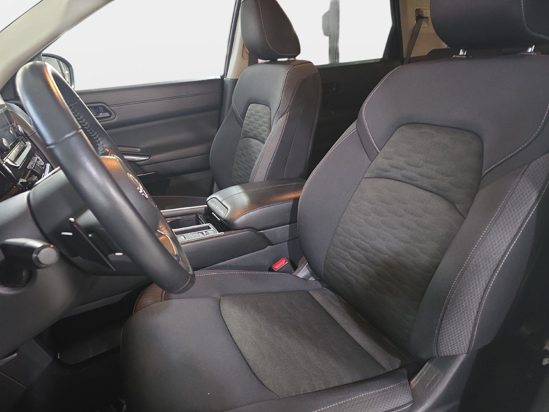Used 2025 Nissan Pathfinder SV FWD image 15