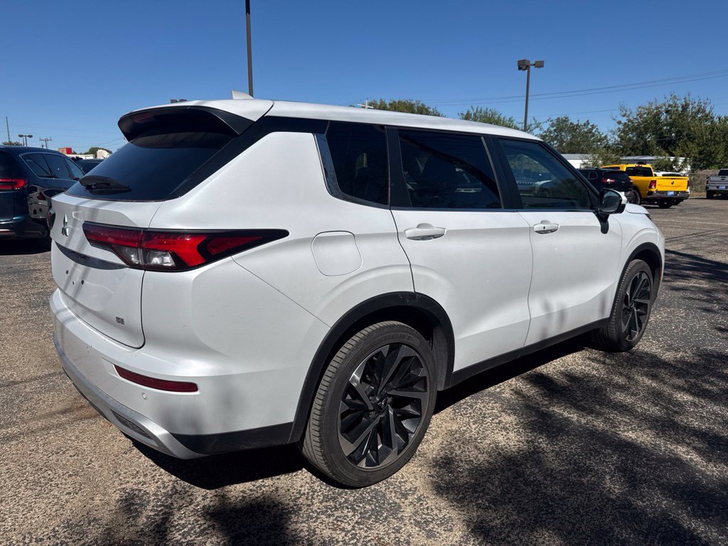 Used 2024 Mitsubishi Outlander SE FWD image 2