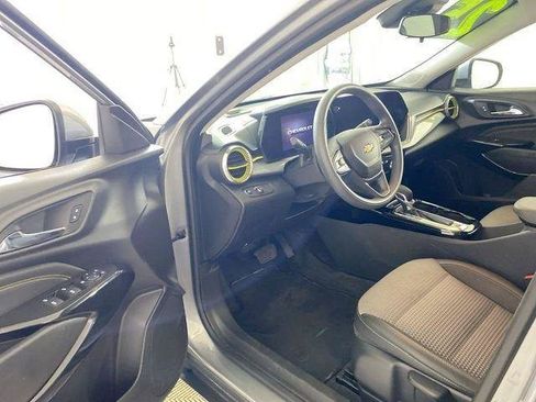Used 2025 Chevrolet Trax LT FWD image 31