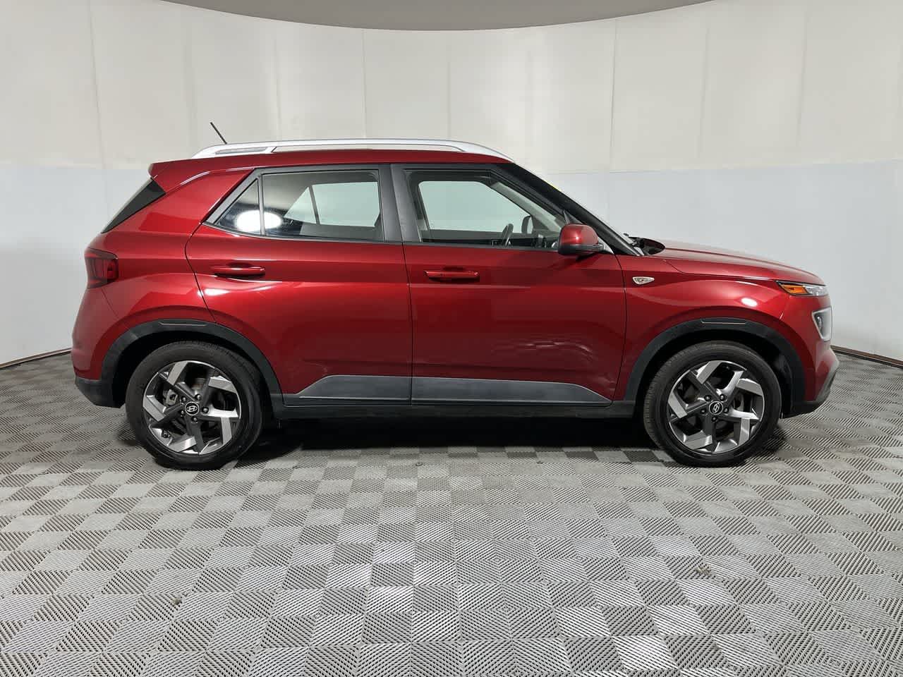 Used 2025 Hyundai Venue SEL FWD image 9