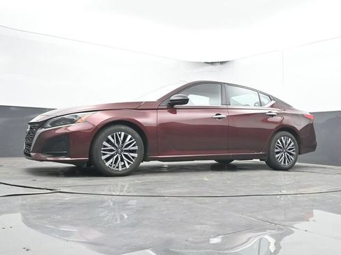 Used 2025 Nissan Altima 2.5 SV FWD image 27