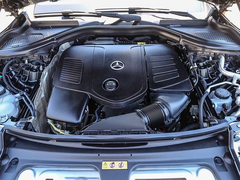 Used 2025 Mercedes-Benz GLC 350e 4MATIC image 24