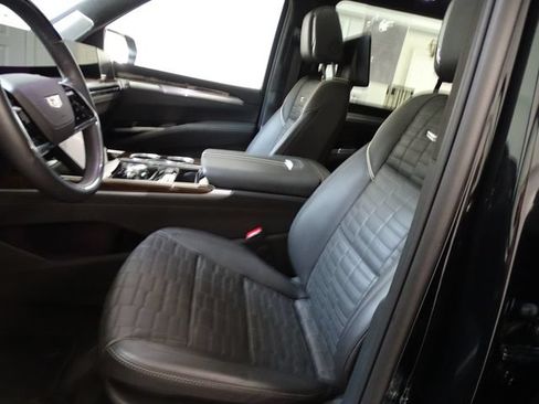 Used 2025 Cadillac Escalade ESV Sport Platinum AWD/4WD image 2