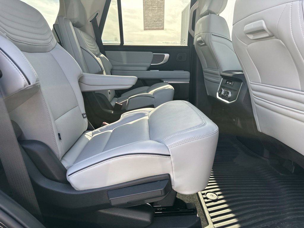Used 2025 Ford Expedition Platinum w/ Platinum Ultimate Package AWD/4WD image 32