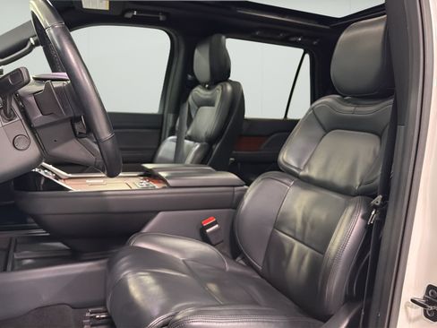 Used 2024 Lincoln Navigator Premiere AWD/4WD image 9
