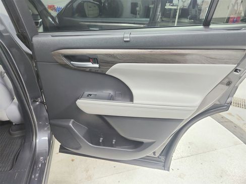 Used 2020 Toyota Highlander Platinum image 44