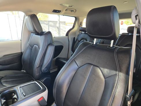 Used 2024 Chrysler Pacifica Touring-L image 10