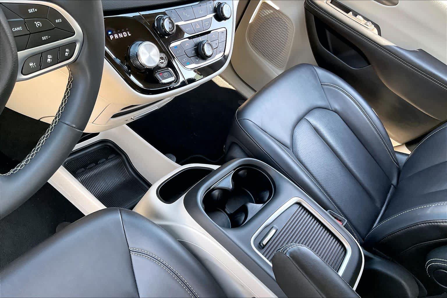 Used 2024 Chrysler Pacifica Touring-L FWD image 15