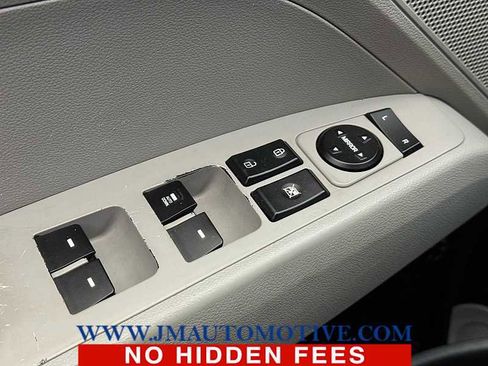 Used 2017 Hyundai Elantra SE image 32