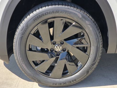 New 2026 Volkswagen Atlas SE image 8