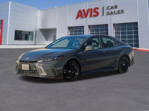 Used 2025 Toyota Camry SE image 1