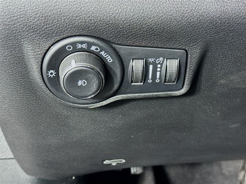 Used 2022 Jeep Compass Latitude FWD image 11