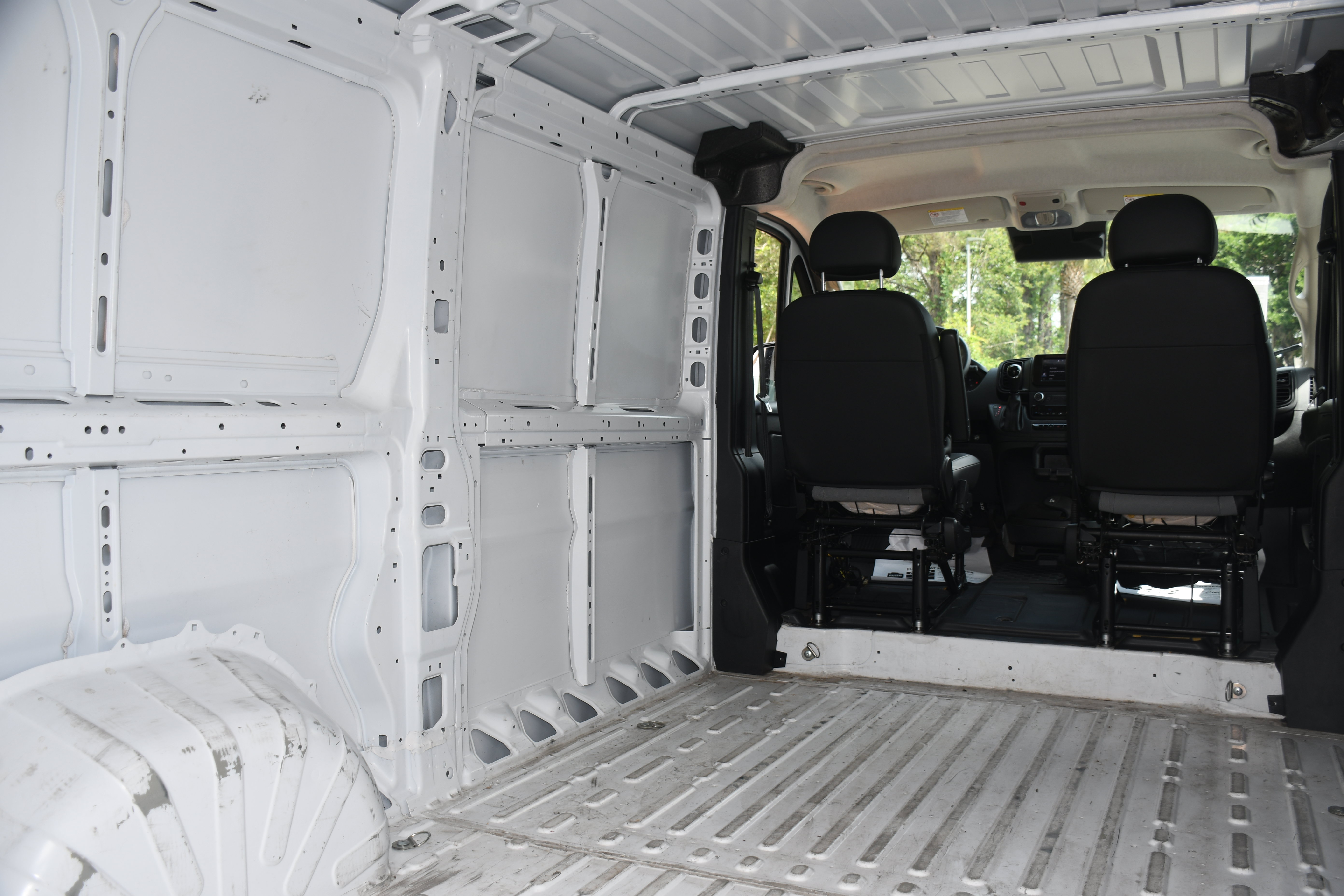 Used 2025 RAM ProMaster 2500 w/ Convenience Group FWD image 18
