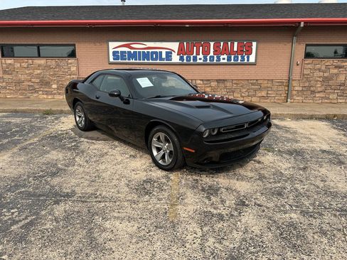 Used 2019 Dodge Challenger SXT RWD image 2