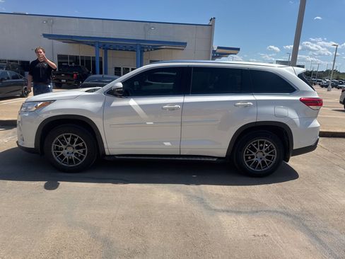 Used 2018 Toyota Highlander XLE AWD/4WD image 2